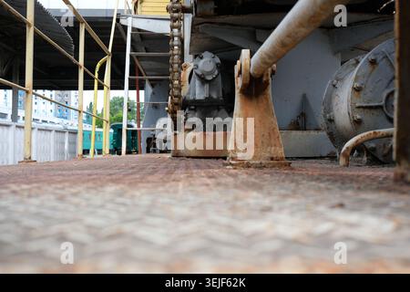 Nahaufnahme von rostigen Maschinen und Texturen auf einem Schiffsdeck, die das Design hervorheben. Stockfoto