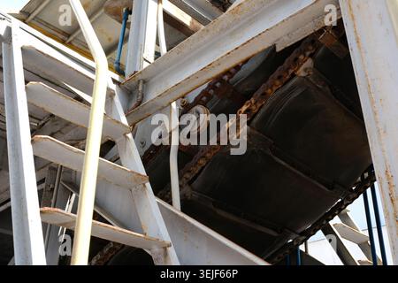 Das Gestell aus rostigem Metall unterstützt komplexe mechanische Systeme im Werk. Stockfoto