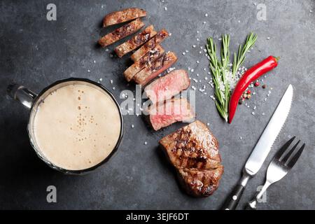 Gegrilltes Rindersteak und Bier Stockfoto