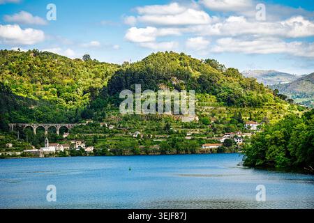 Eisenbahnviadukt mit Blick auf das Douro-Tal Stockfoto