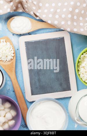 Milchprodukte auf Steintisch Stockfoto