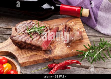 Gegrilltes Rindersteak mit Rosmarin, Salz und Pfeffer und Wein Stockfoto