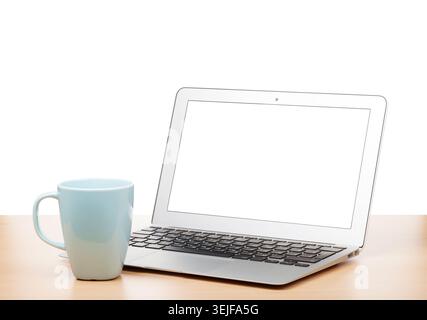 Laptop mit leerem Bildschirm und Tasse auf dem Tisch Stockfoto
