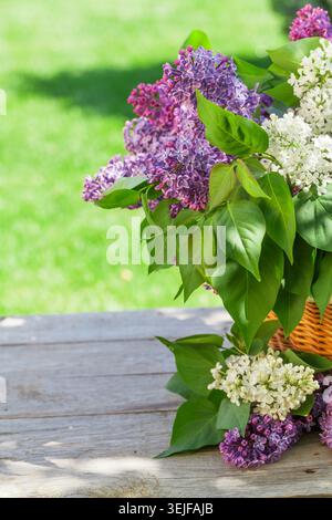 Bunte Fliederblüten im Korb Stockfoto