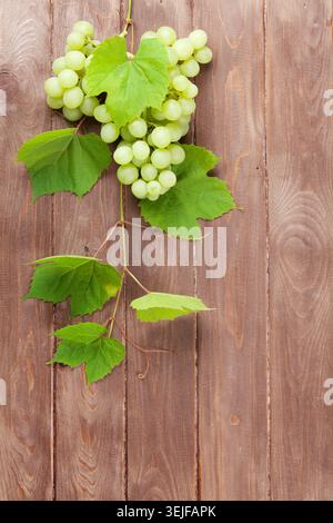 Trauben und Weinrebe auf Holztisch Stockfoto