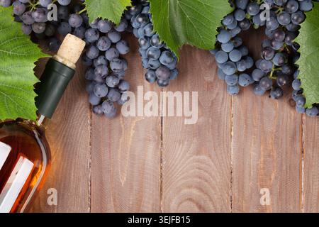 Rote Traube und Weinflasche Stockfoto