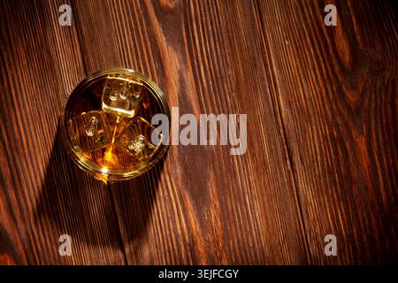 Glas Whiskey mit Eis Stockfoto