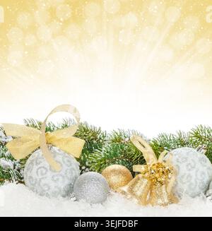 Farbenfrohe Weihnachtsdekoration und Schneetanne Stockfoto