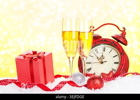 Champagner, Geschenkbox und weihnachtsuhr Stockfoto