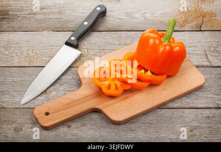 In Scheiben geschnittene Paprika auf Schneidebrett Stockfoto