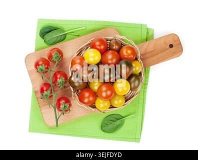 Bunte Kirschtomaten auf Schneidebrett Stockfoto