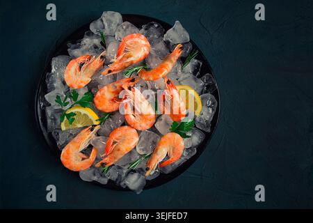 King Shrimps, ungeteilt, gekocht-gefroren, auf Eis, Draufsicht, selektiver Fokus, keine Menschen, Stockfoto