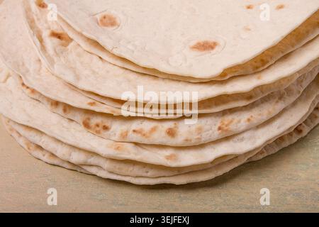 Ein Stapel mexikanischer Tortillas, auf einem grauen Tisch, Draufsicht, Nahaufnahme, keine Leute, Stockfoto