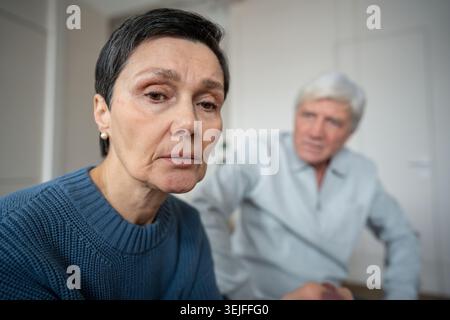 Nahaufnahme depressiver, trauriger Frau im Streit mit dem Ehemann. Frau hat sich wegen emotionalem Rückzug abgewandt Stockfoto