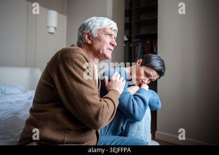 Älteres Ehepaar in Trauer und Depression, Mann Ehemann tröstet Frau mit psychischen Gesundheitsproblemen Stockfoto