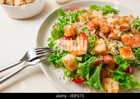 Caesar Salat, mit Garnelen, auf weißem Hintergrund, hausgemacht, keine Leute, Stockfoto