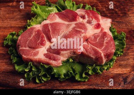 Rohes Schweinesteak, zwei Stücke, auf hölzernem Hintergrund, Stockfoto