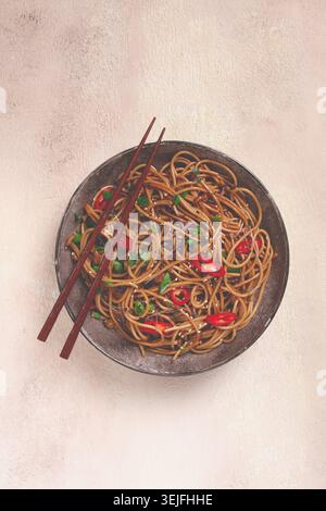 Udon-Nudeln, mit Shimeji-Pilzen, Gemüse, in Sauce, mit Sesamsamen, grüne Zwiebeln, asiatische vegetarische Gerichte, horizontal, Stockfoto