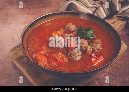Rumänische Suppe mit Fleischbällchen, Gemüsesuppe mit Fleischbällchen, hausgemacht, keine Leute, Stockfoto