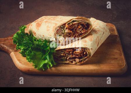 Shawarma schneiden, 2 Stück, auf einem Schneidebrett, Nahaufnahme, Stockfoto