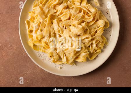 Fettuccine, Tagliatelle, in cremiger Knoblauchsoße, traditionelle italienische Küche, Pasta Carbonaro, Stockfoto
