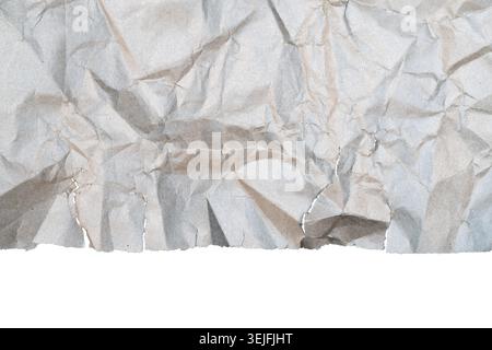Zerknittertes graues Papierblatt mit abgerissener Unterkante Stockfoto