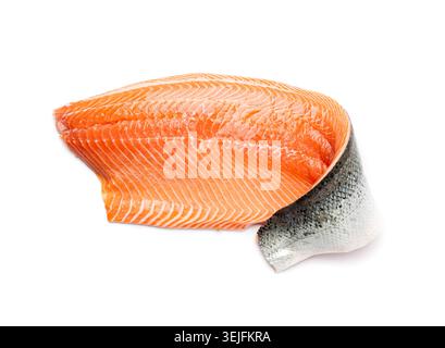 Frisches Lachsfilet isoliert, roher norwegischer Roter Fisch, Forellenfleisch Stück, großes frisches Atlantisches Lachsfilet auf weißem Hintergrund Stockfoto