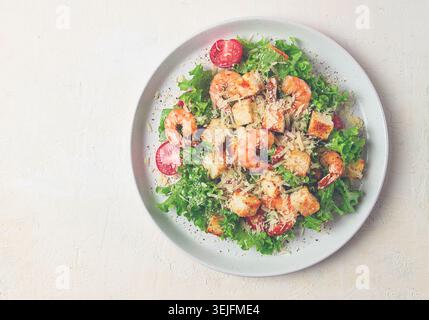 Caesar Salat, mit Garnelen, auf weißem Hintergrund, hausgemacht, keine Leute, Stockfoto