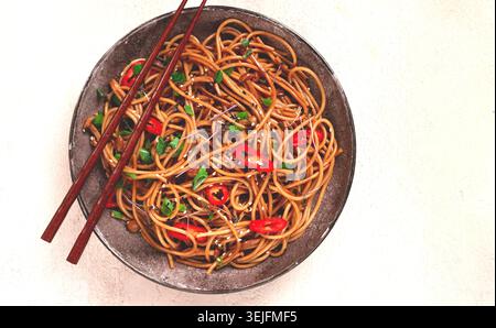 Udon-Nudeln, mit Shimeji-Pilzen, Gemüse, in Sauce, mit Sesamsamen, grüne Zwiebeln, asiatische vegetarische Gerichte, horizontal, Stockfoto