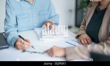 Ernsthaftes Team Meeting Business Vielfalt Mitarbeiter in modernen Sitzungsräumen Tagungsraum professionelles Arbeitsbüro Stockfoto