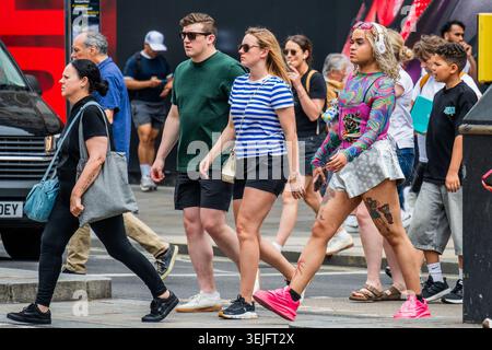 London, Großbritannien. Mai 2026. Die Käufer in Sommerbekleidung reagieren auf das heiße Wetter. Shopping in der anhaltenden Hitzewelle im West End von London. Guy Bell/Alamy Live News Stockfoto