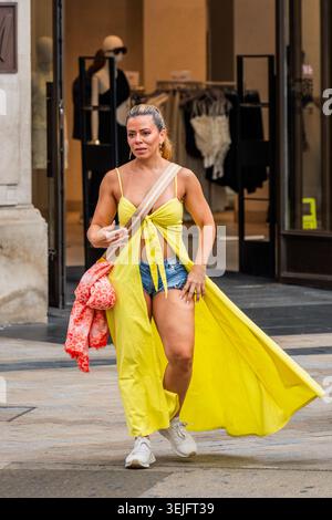 London, Großbritannien. Mai 2026. Die Käufer in Sommerbekleidung reagieren auf das heiße Wetter. Shopping in der anhaltenden Hitzewelle im West End von London. Guy Bell/Alamy Live News Stockfoto