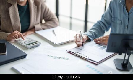 Geschäftsmann Prüfer oder interne Mitarbeiter des Steuerdienstes, die Jahresabschlüsse prüfen Unternehmen Audit Accounting Tax. Stockfoto