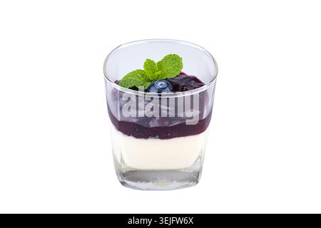 Hausgemachte Blaubeeren-Panna-Cotta im Glas mit frischen Blaubeeren- und Minzblättern, schichtweise italienisches Dessert, isolierter weißer Hintergrund, Schnittpfad Stockfoto
