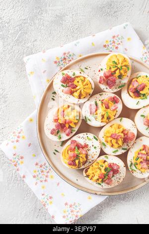 Scharfe, gefüllte Ramen-Eier, mit Speck und grünen Zwiebeln, hausgemacht, keine Leute, Stockfoto