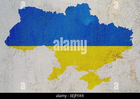 Karte der Ukraine gemalt auf einer alten Wand mit den Farben Blau und Gelb der Flagge in der Stadt während des Krieges Stockfoto