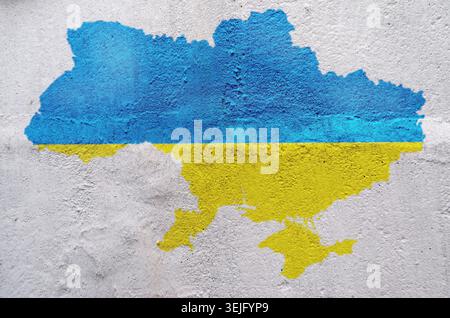 Karte der Ukraine gemalt auf einer alten Wand mit den Farben Blau und Gelb der Flagge in der Stadt während des Krieges Stockfoto