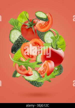 Zutaten für Gemüsesalat - rote Tomaten, grüne Gurken, grüne Blätter - fliegen als Art Swirl Komposition auf rosa Hintergrund. Su Stockfoto