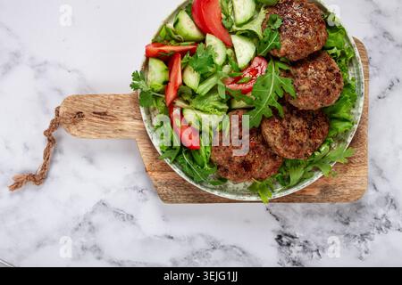 Gebratene Schnitzel, gemischtes Hackfleisch, mit Gemüsesalat, hausgemacht, Blick von oben, keine Personen, Stockfoto