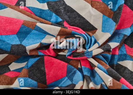 Bunte geometrische Stoffstruktur, abstrakter nahtloser Musterhintergrund, Textildesign, helles Rosa, Blau, Braun, und graue Schutte Stockfoto