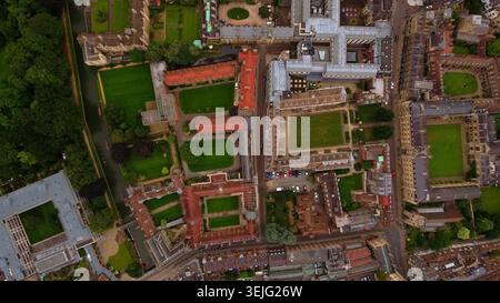 4K-Drohnenansicht aus der Vogelperspektive von Cambridge, England. Panoramaaufnahme von oben auf den Dächern der historischen Universität, Innenhöfen und dem Fluss Cam. Stockfoto