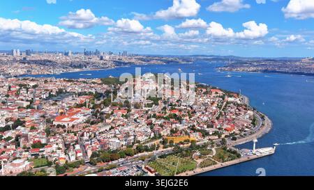 4K-Drohnenansicht von Istanbul, Türkei. Panoramablick auf die Stadt mit der Hagia Sophia, der Blauen Moschee, dem Bosporus und der fernen Skyline. Stockfoto