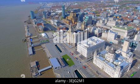 4K-Drohnenblick auf die Skyline von Liverpool, England. Panoramablick auf die Stadt mit den historischen Three Graces, Pier Head und River Mersey. Stockfoto