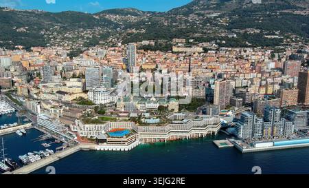 4K-Drohnenansicht von Monte Carlo, Monaco. Luxuriöse Küstenstadt mit dem berühmten Monte Carlo Casino, Port Hercule und dem Mittelmeer. Stockfoto