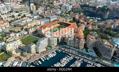 4K-Drohnenansicht von Monaco. Panoramablick auf die Stadt mit Stadion Stade Louis II, Yachthafen Fontvieille, Luxusyachten und dem Mittelmeer. Stockfoto