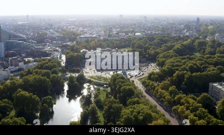 4K-Drohnenbild von Buckingham Palace, London. Malerische Stadtlandschaft mit königlicher Residenz, Victoria Memorial und St. James's Park. Stockfoto