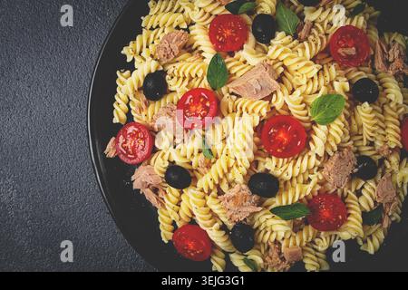 Thunfischsalat, Fusilli-Nudeln, Oliven und Kirsche, Olivenöl, hausgemacht, Stockfoto