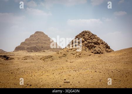 Blick auf Sakkara Nekropole mit Djoser's Stufenpyramide und die Userkaf-Pyramide, Wüstenlandschaft, Ägypten. Stockfoto