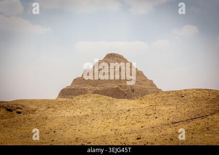 Die Pyramide von Djoser (Stufenpyramide von Djoser, Stufenpyramide von Horus Neterikhet) in Sakkara Nekropolis, Ägypten, zwischen Sanddünen. Stockfoto