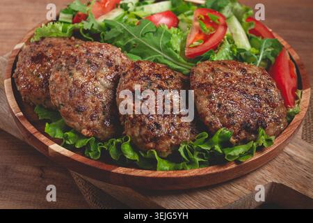 Gebratene Schnitzel, gemischtes Hackfleisch, mit Gemüsesalat, hausgemacht, Blick von oben, keine Personen, Stockfoto